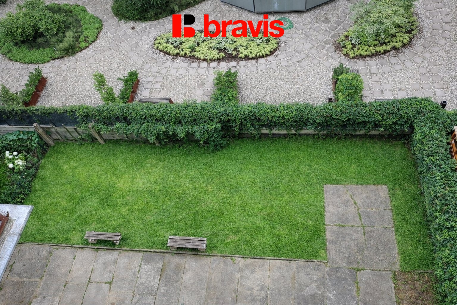 Zahrada s kamennými stezkami a lavičkami