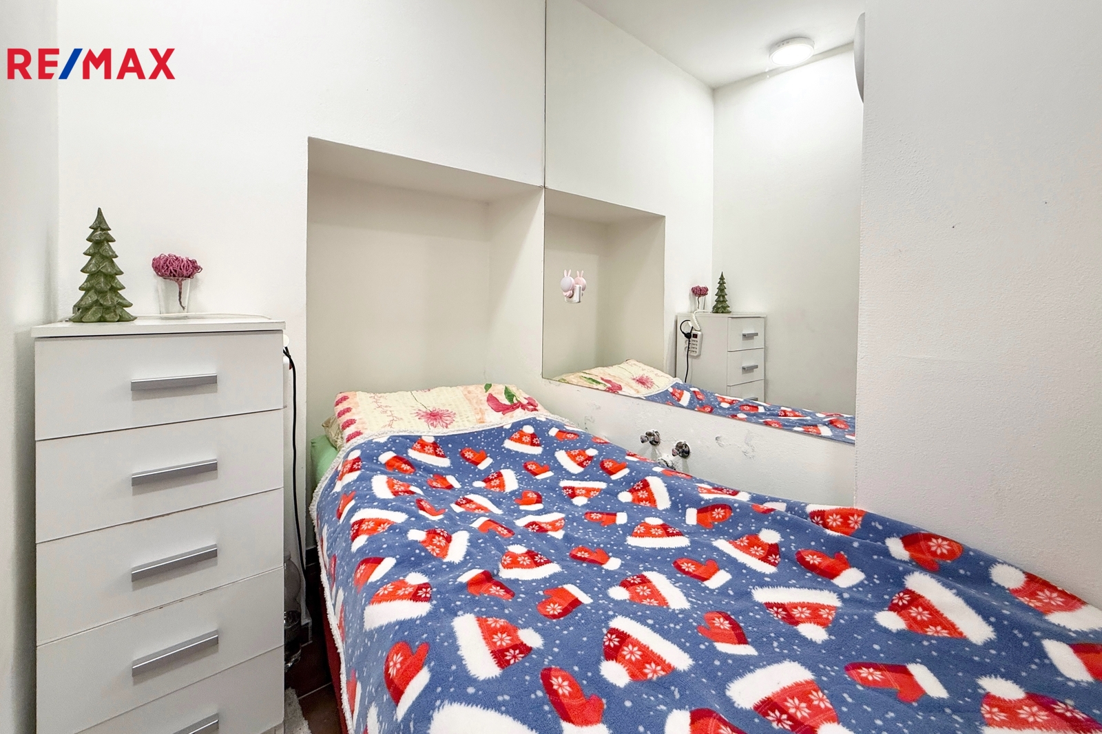 Šatna, dnes využívaná jako ložnice