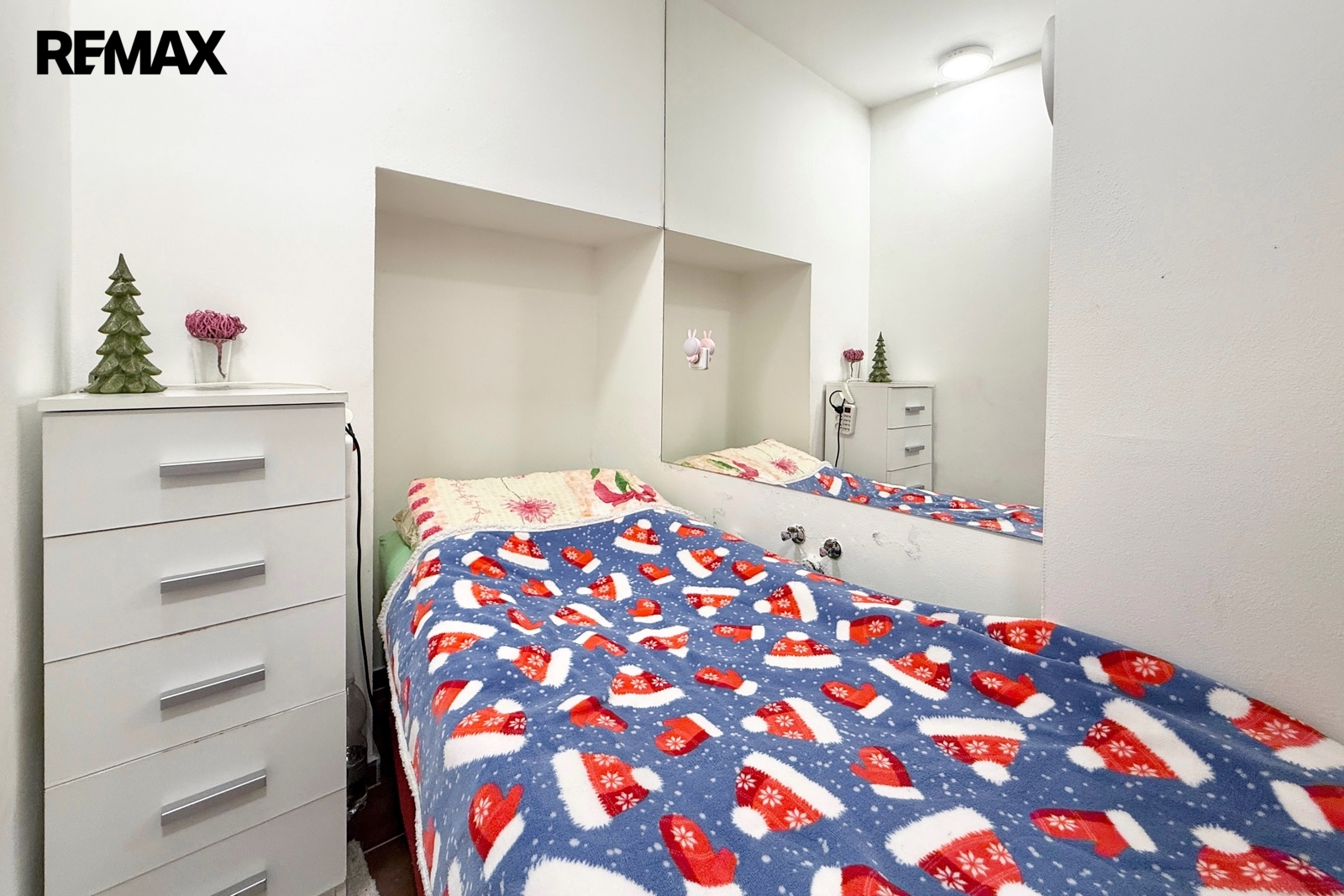 Šatna, dnes využívaná jako ložnice