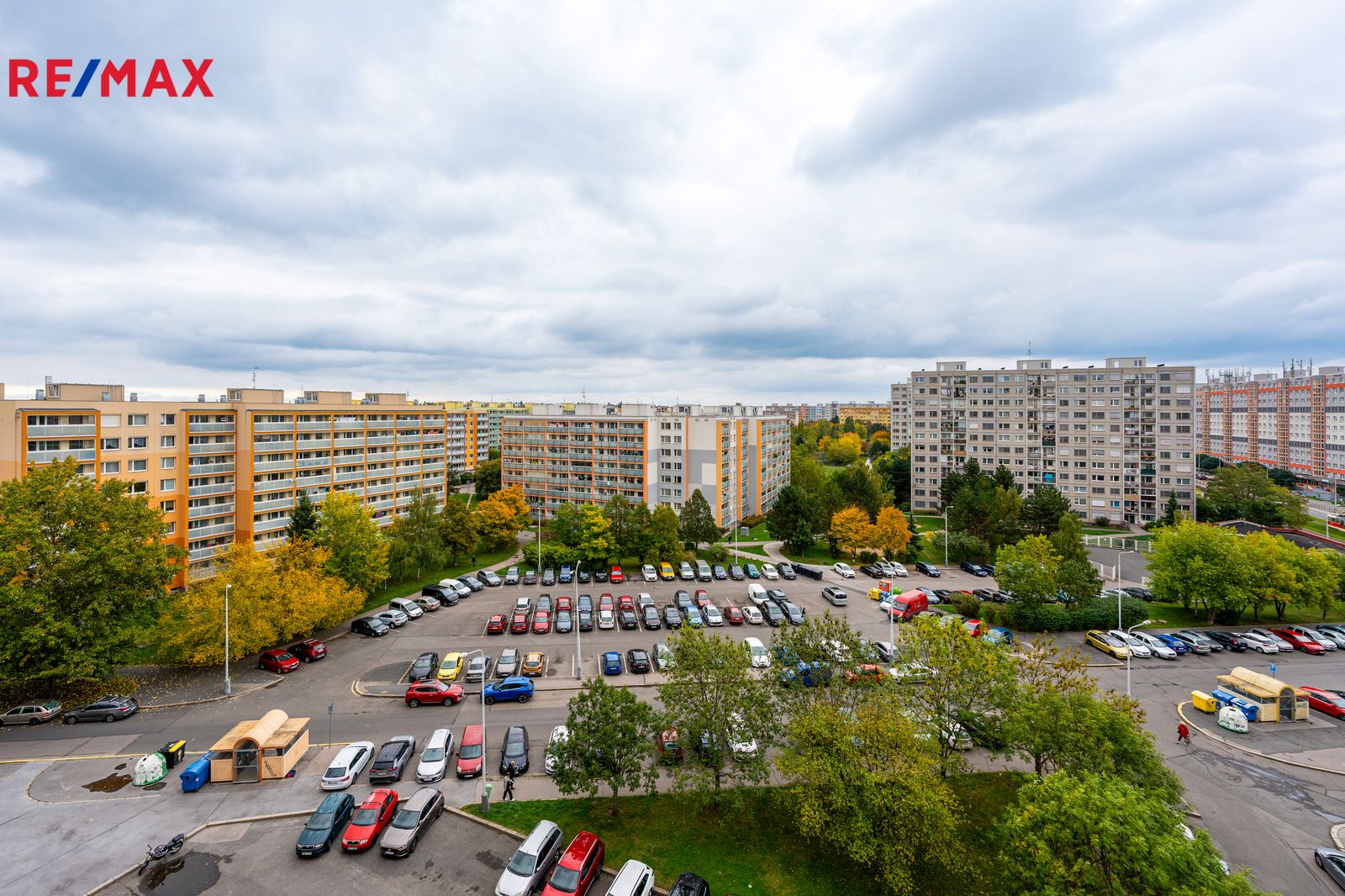 pohled směrem na ulici a parkoviště
