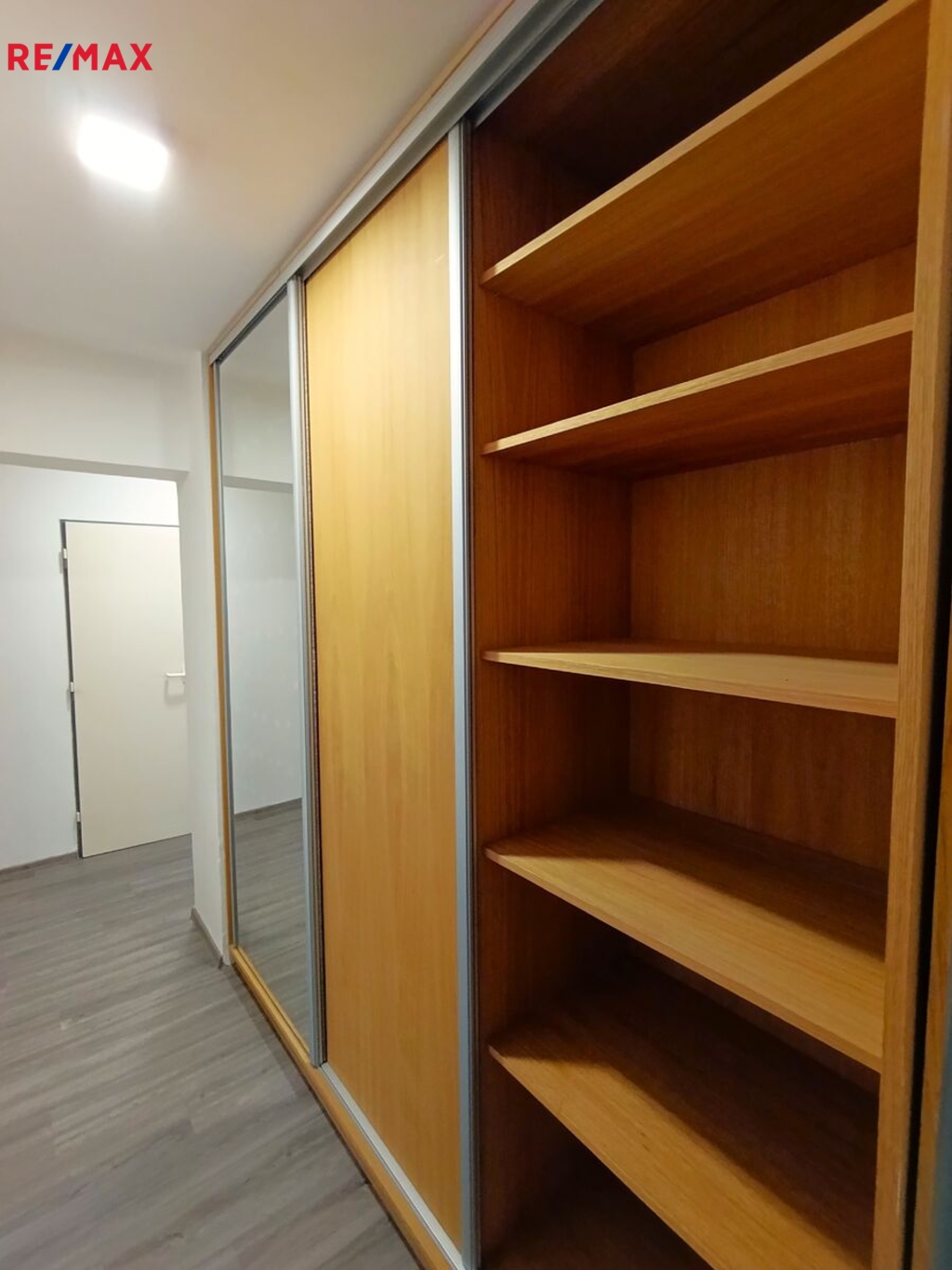 Vestavěná skříň v chodbě