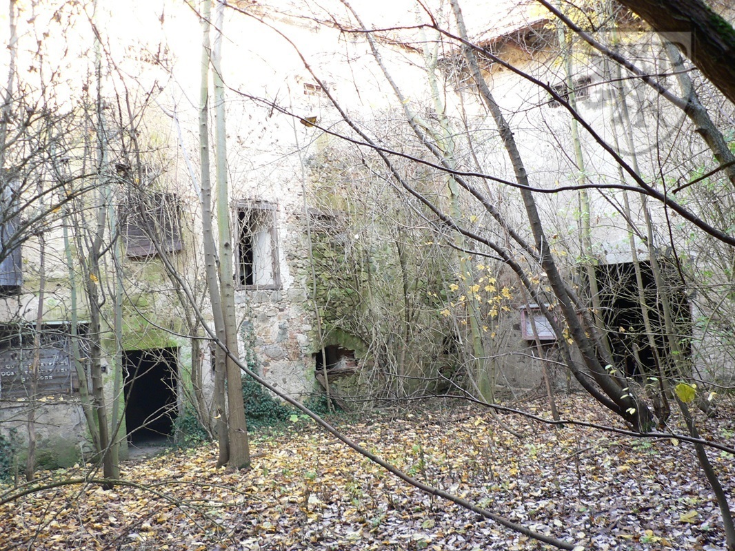 Tchoř. tvrz nádv.JPG