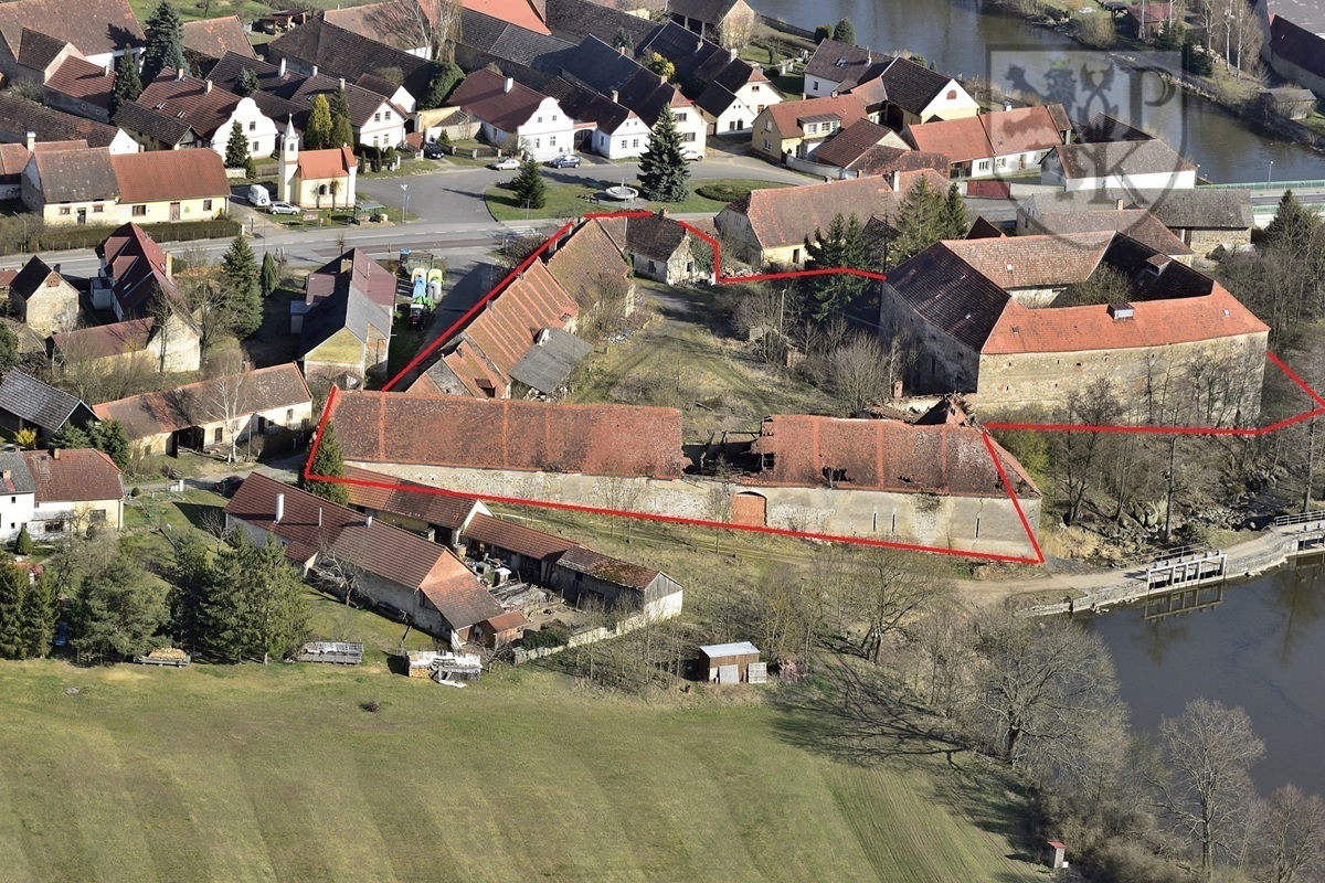 Tchoř. tvrz let2.jpg