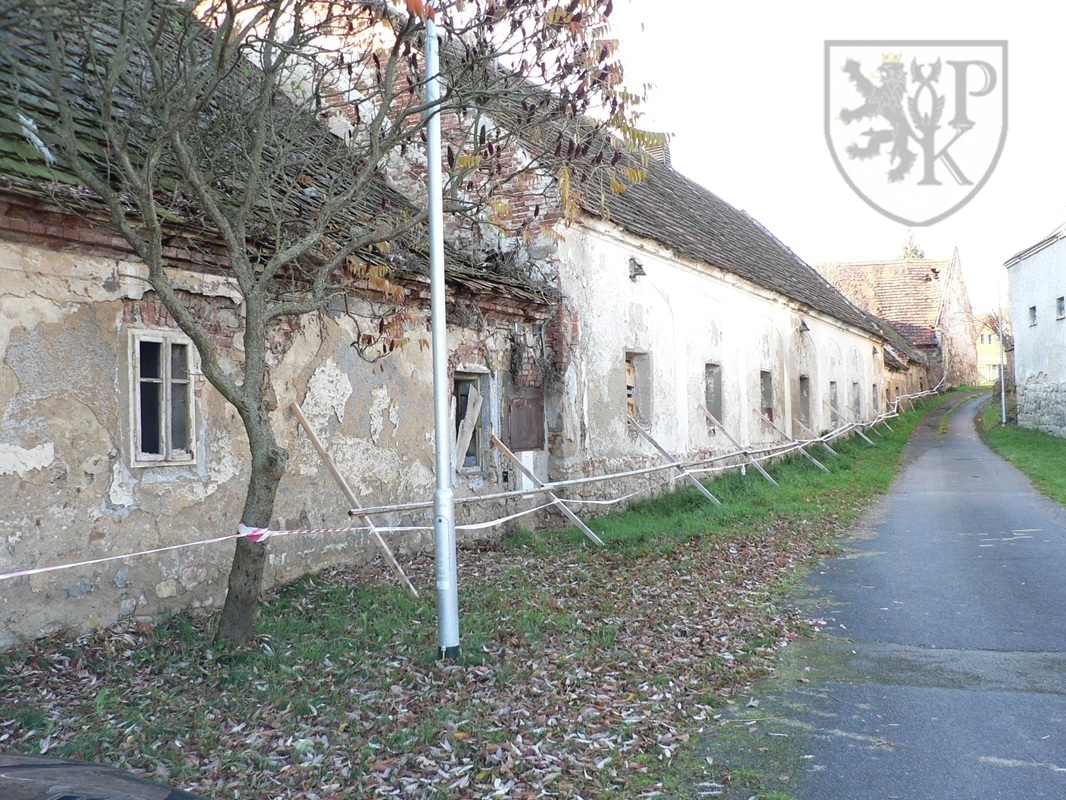 Tchoř. tvrz z ul.JPG