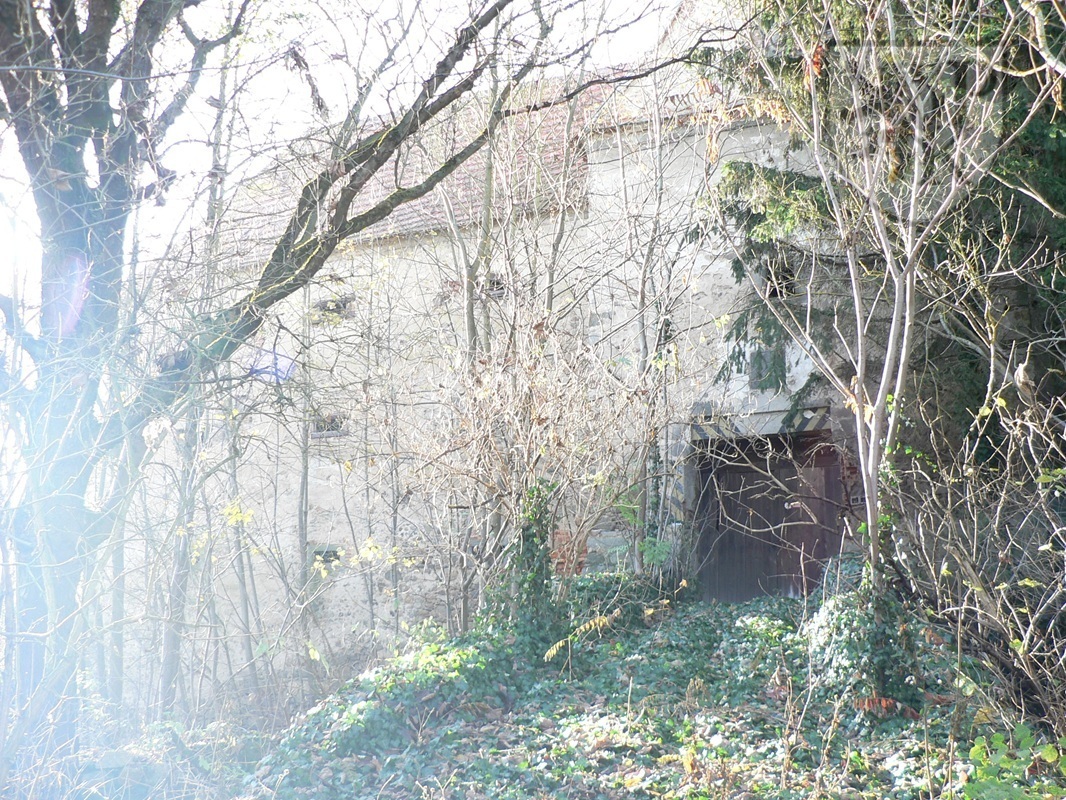 Tchoř. tvrz brána.JPG