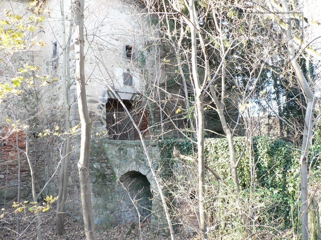 Tchoř. tvrz most.JPG