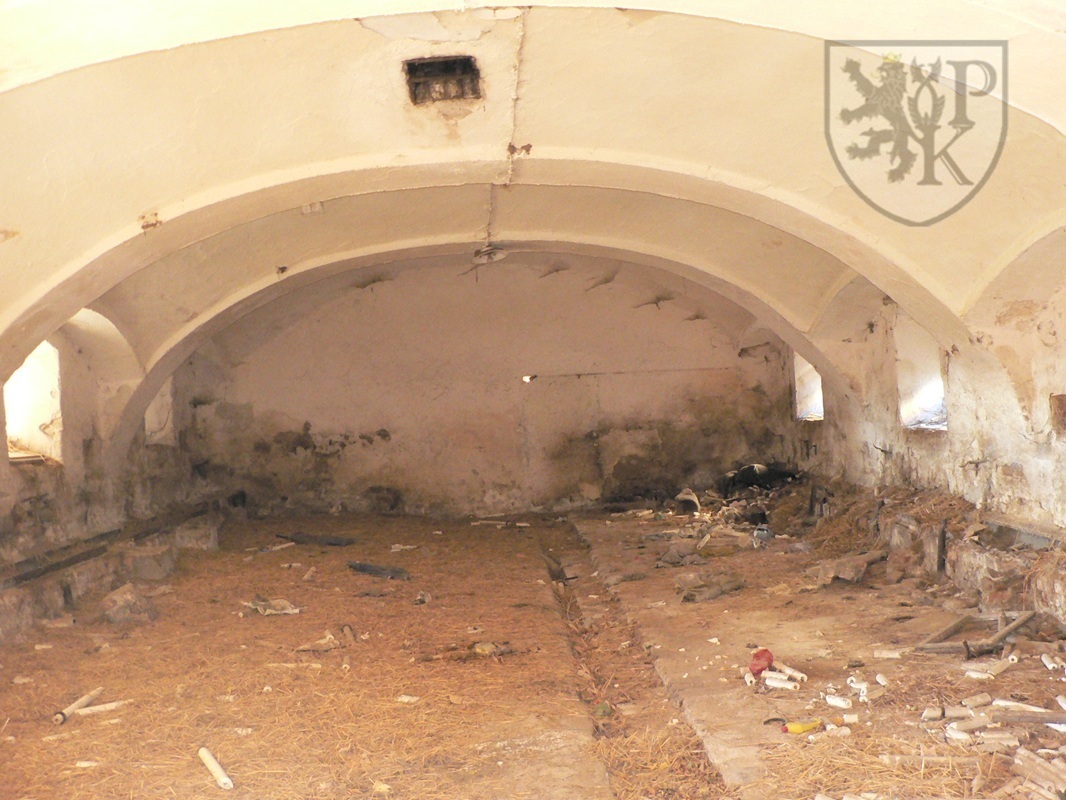 Tchoř. tvrz stáj.JPG