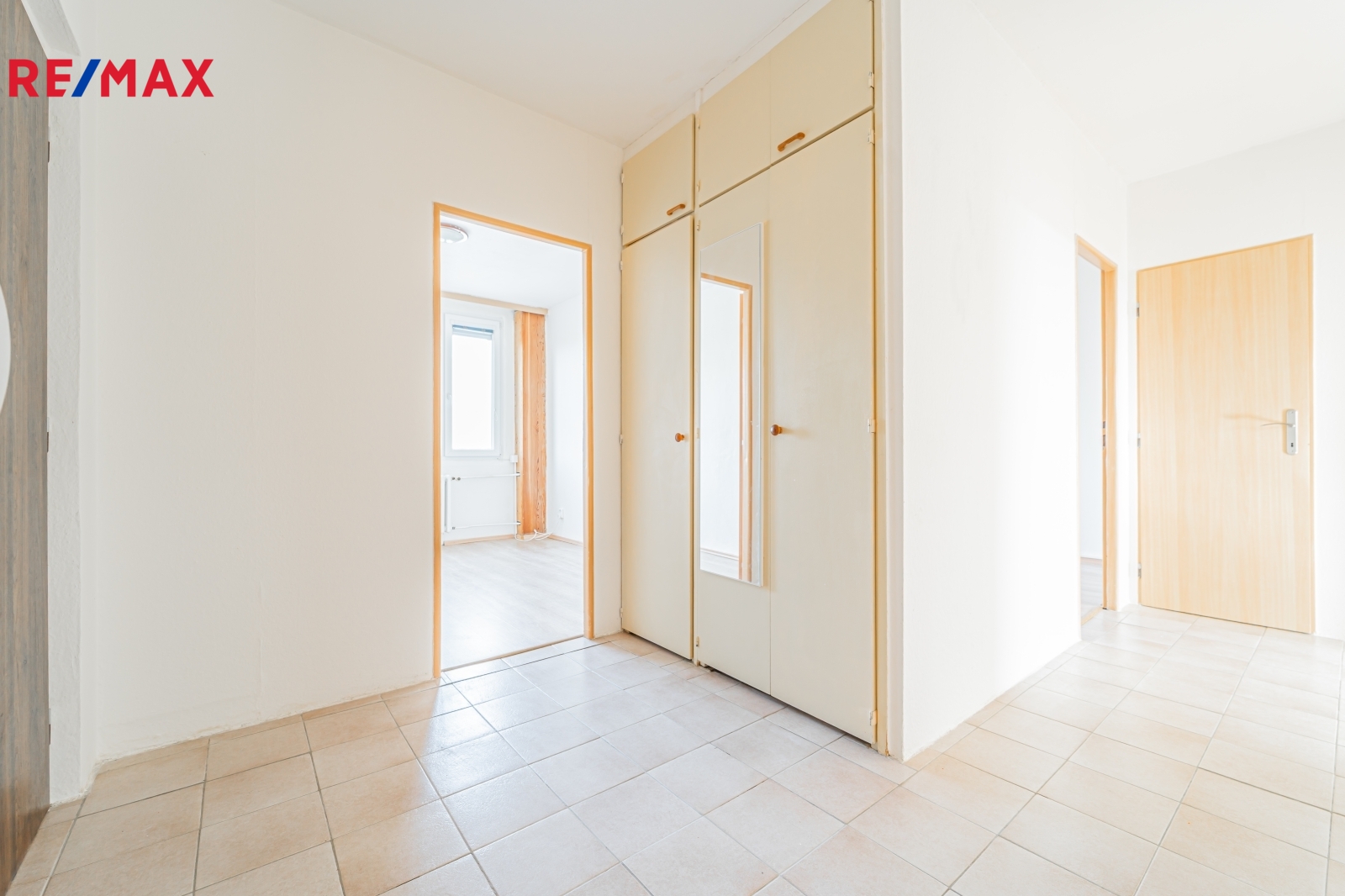 chodba se šatní skříní