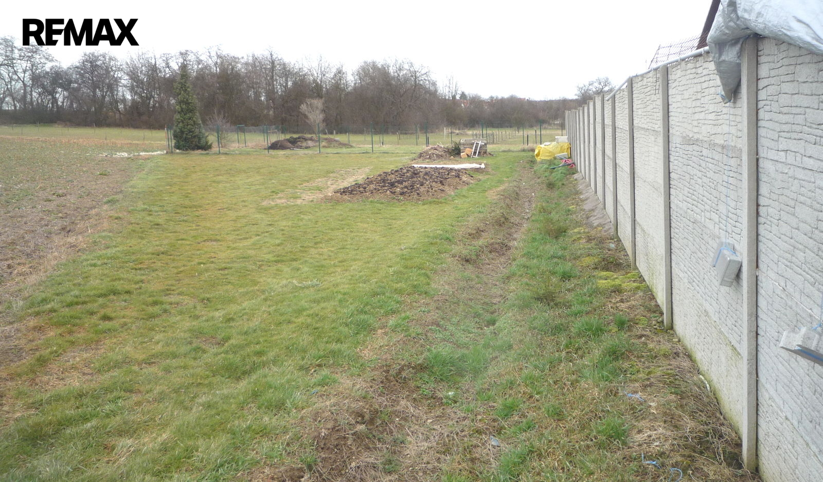 Pohled na pozemek při jeho spodním okraji,