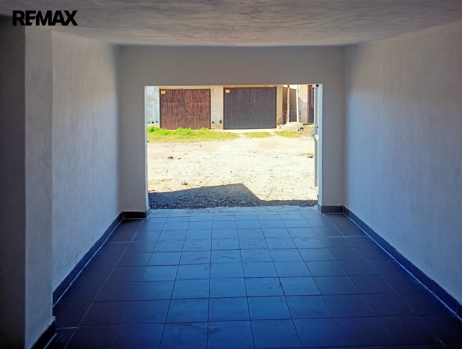 Na podlaze je nová dlažba.