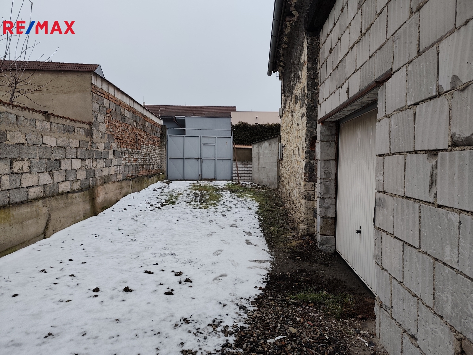 Pohled na vjezd od stodoly