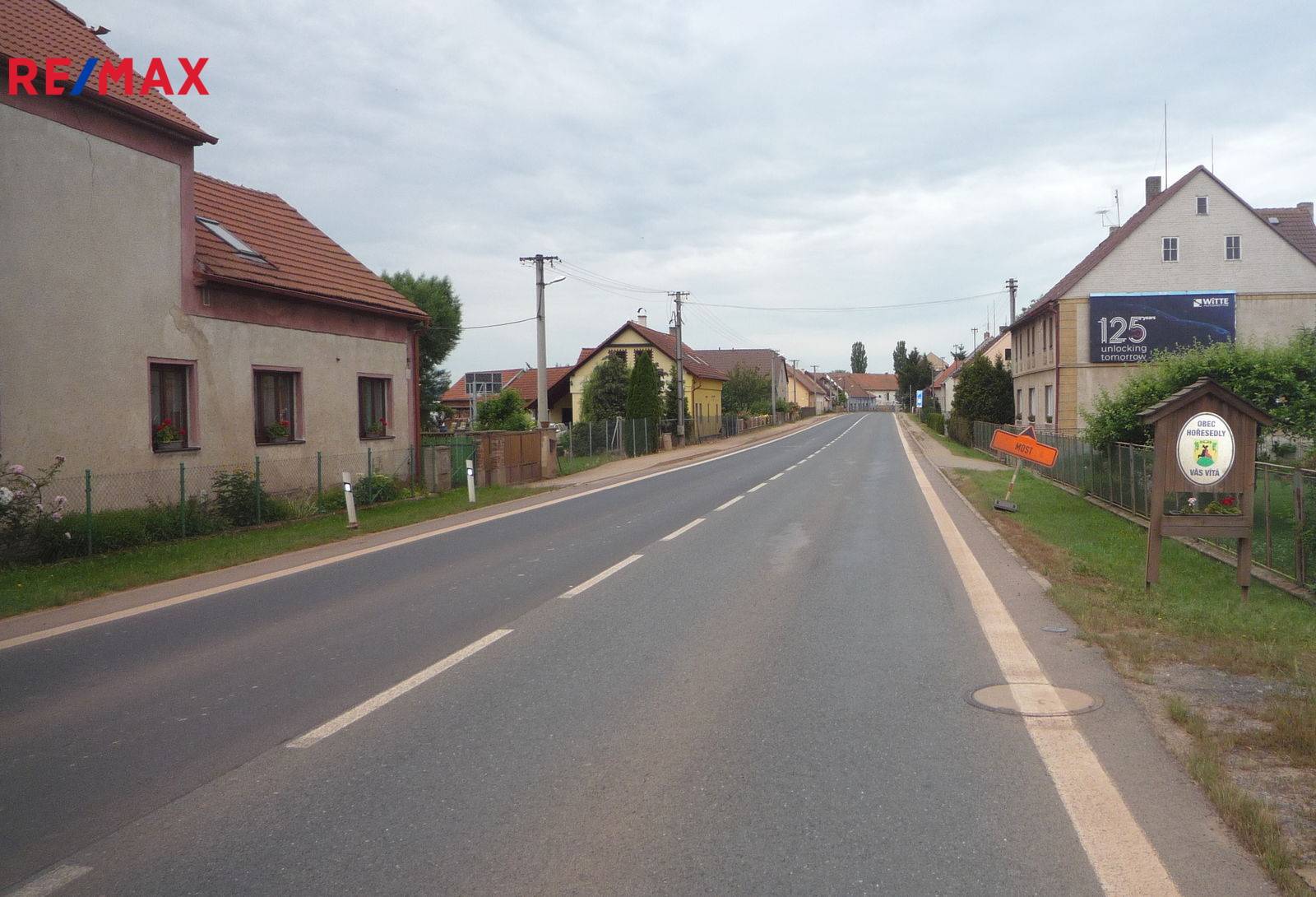 Pozemek se nachází vpravo před obcí