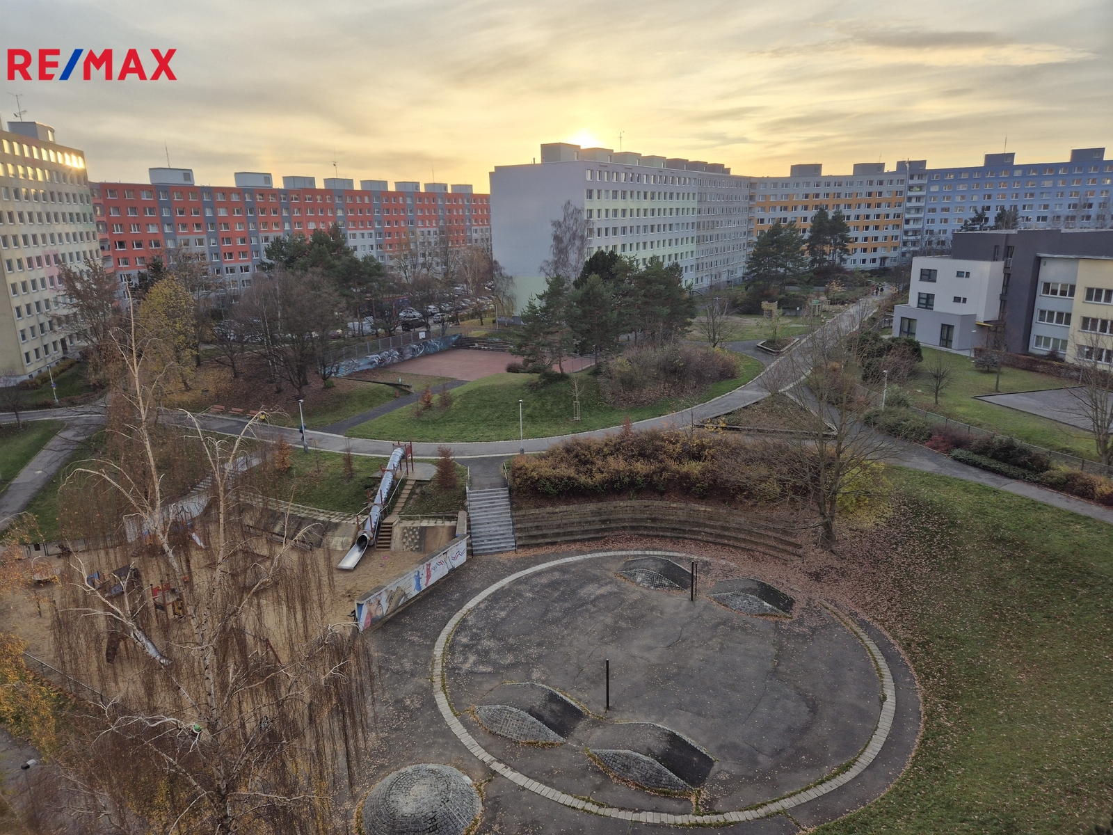 výhled z balkonu na západ