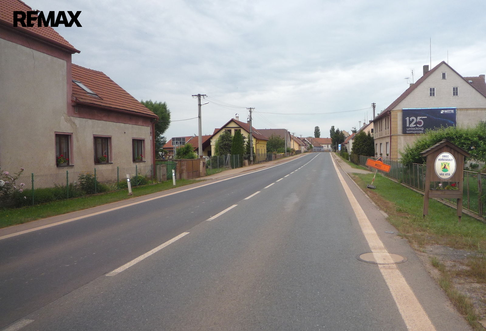 Pozemek se nachází vpravo před obcí