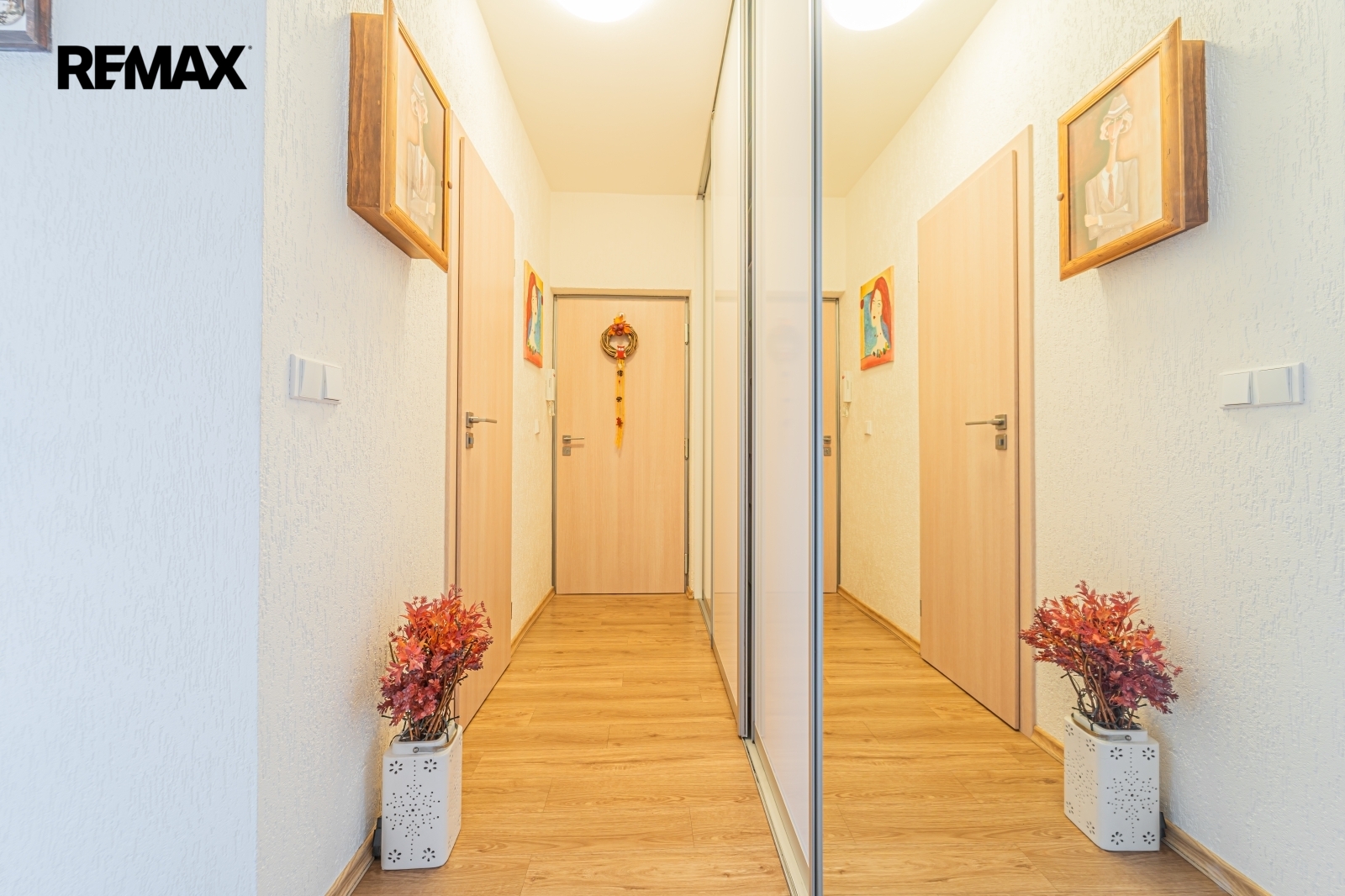 chodba, vstupní dveře