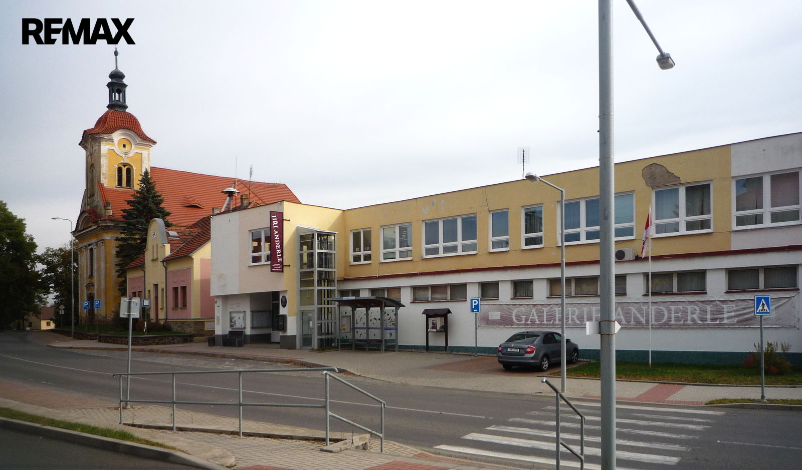 Z návsi jezdí autobusy směr Rakovník ...