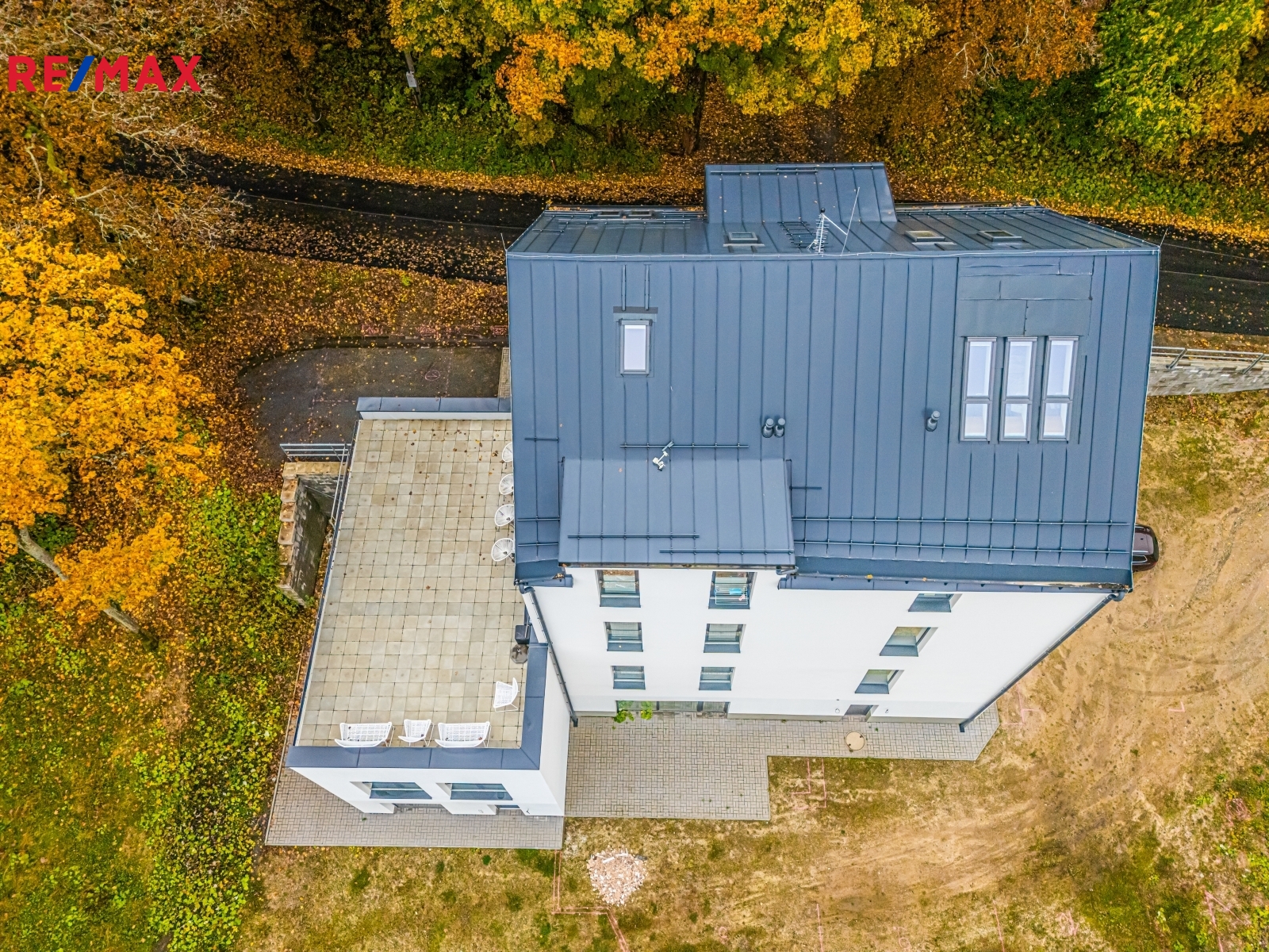Pohled na dům z dronu