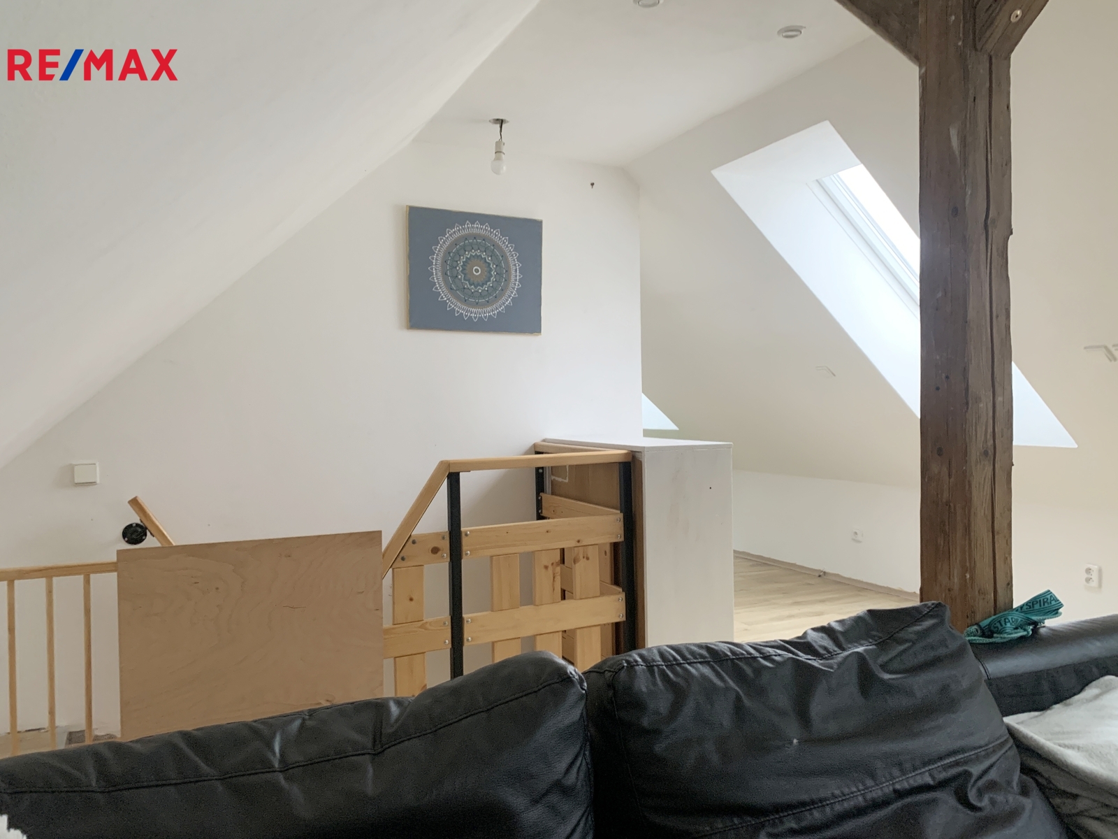 pohled na schodiště v podkroví