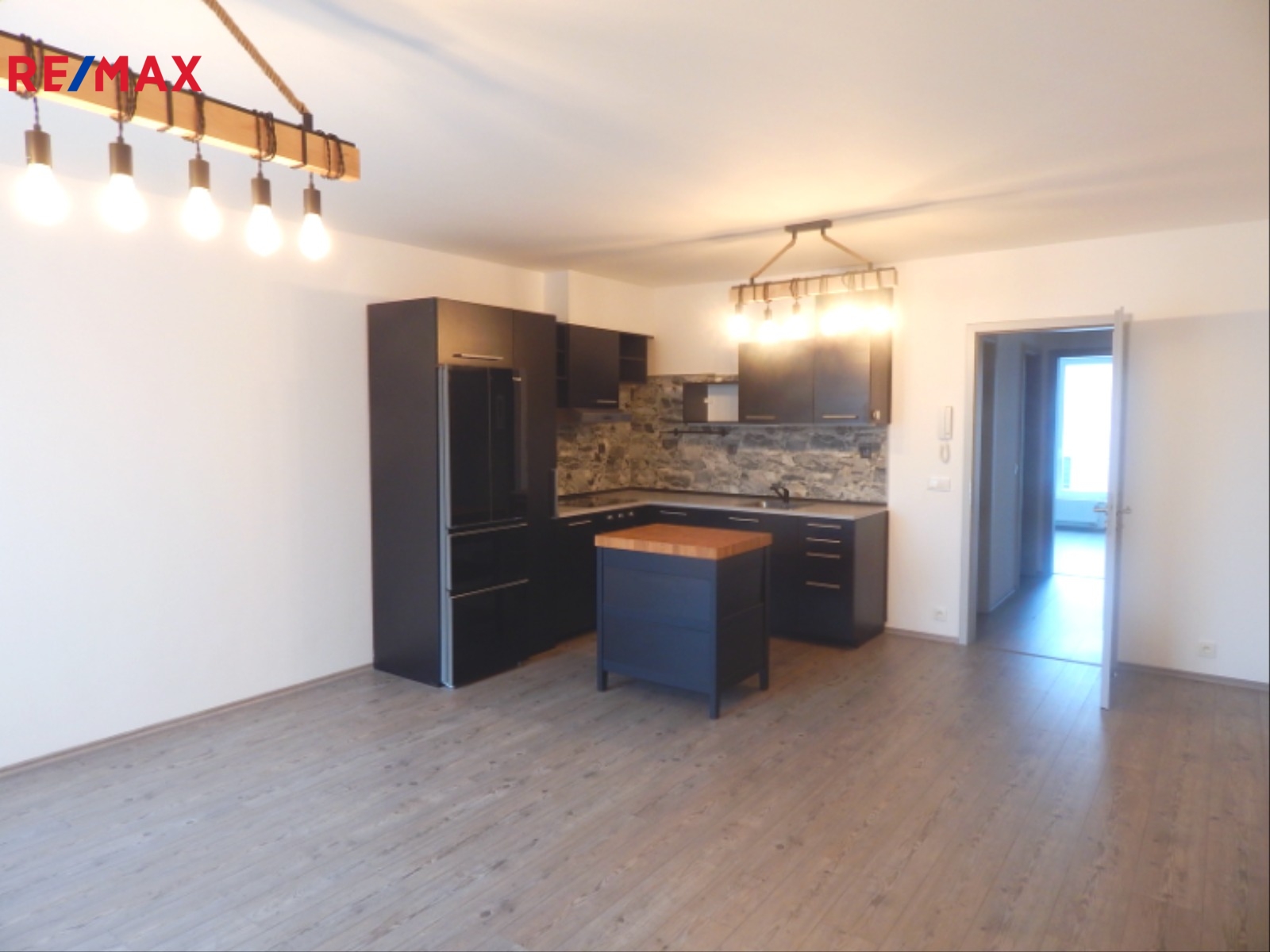 Obývací pokoj s linkou