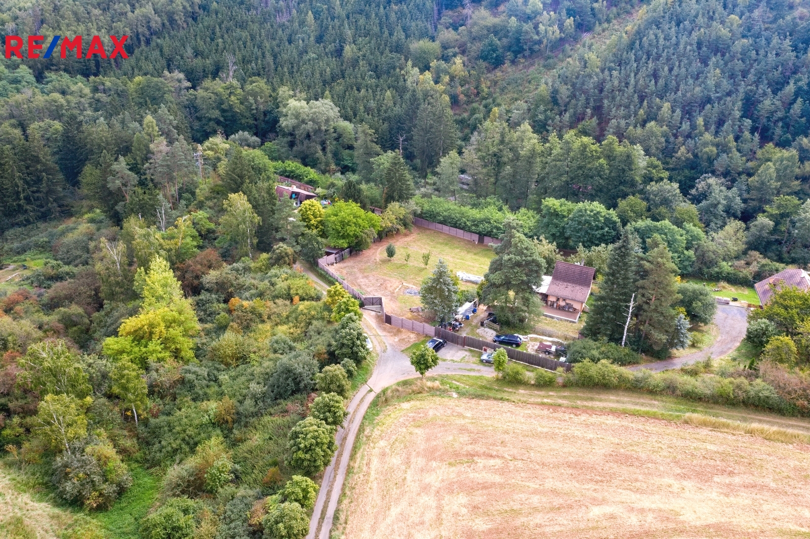 Pohled z dronu od příjezdu.