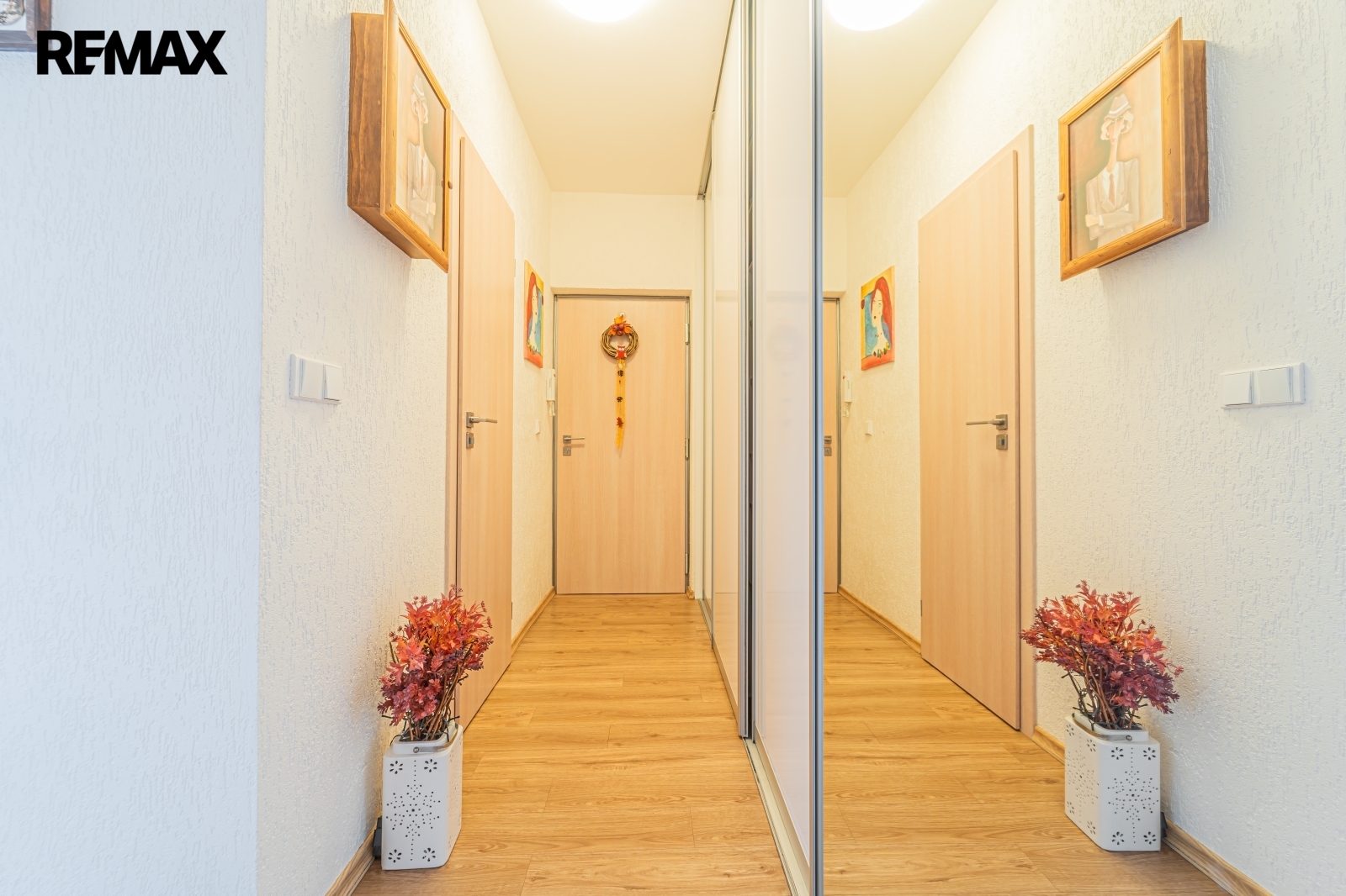 chodba, vstupní dveře