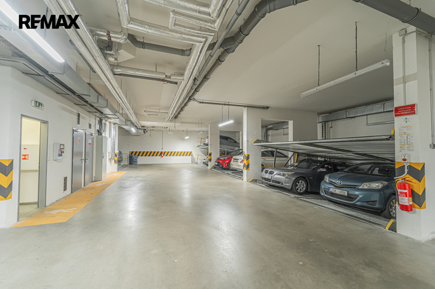 garáže v suterénu domu