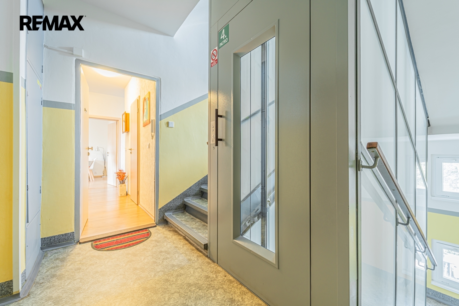 vchod do bytu, výtah