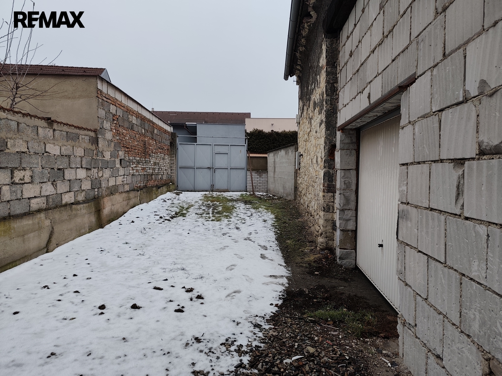 Pohled na vjezd od stodoly