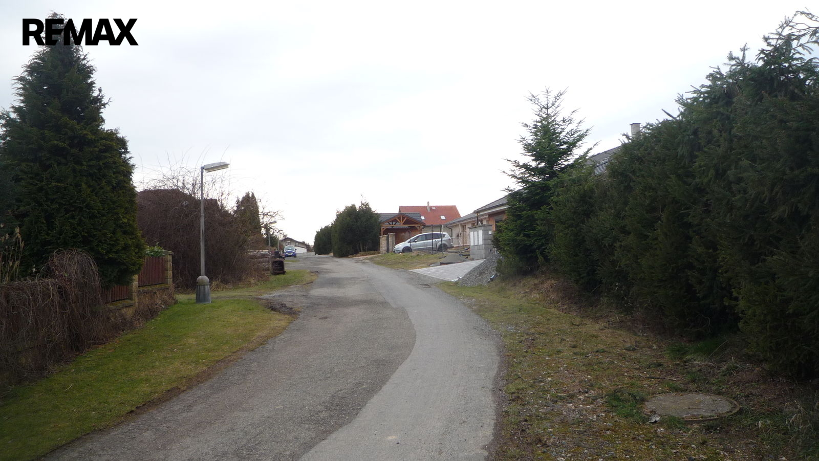 Příjezdová cesta ve směru od rozhledny