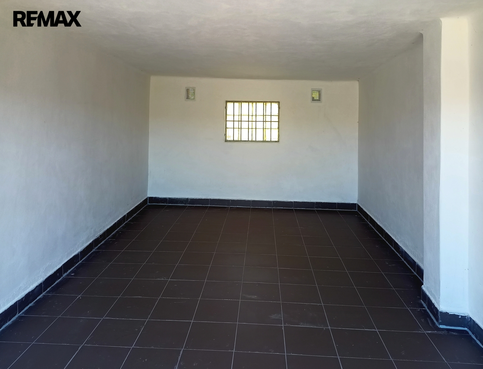 Vzadu je dost místa na ponk i regál.