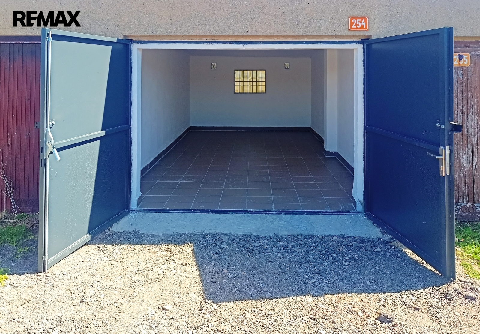 Vyniknou nová plechová vrata.