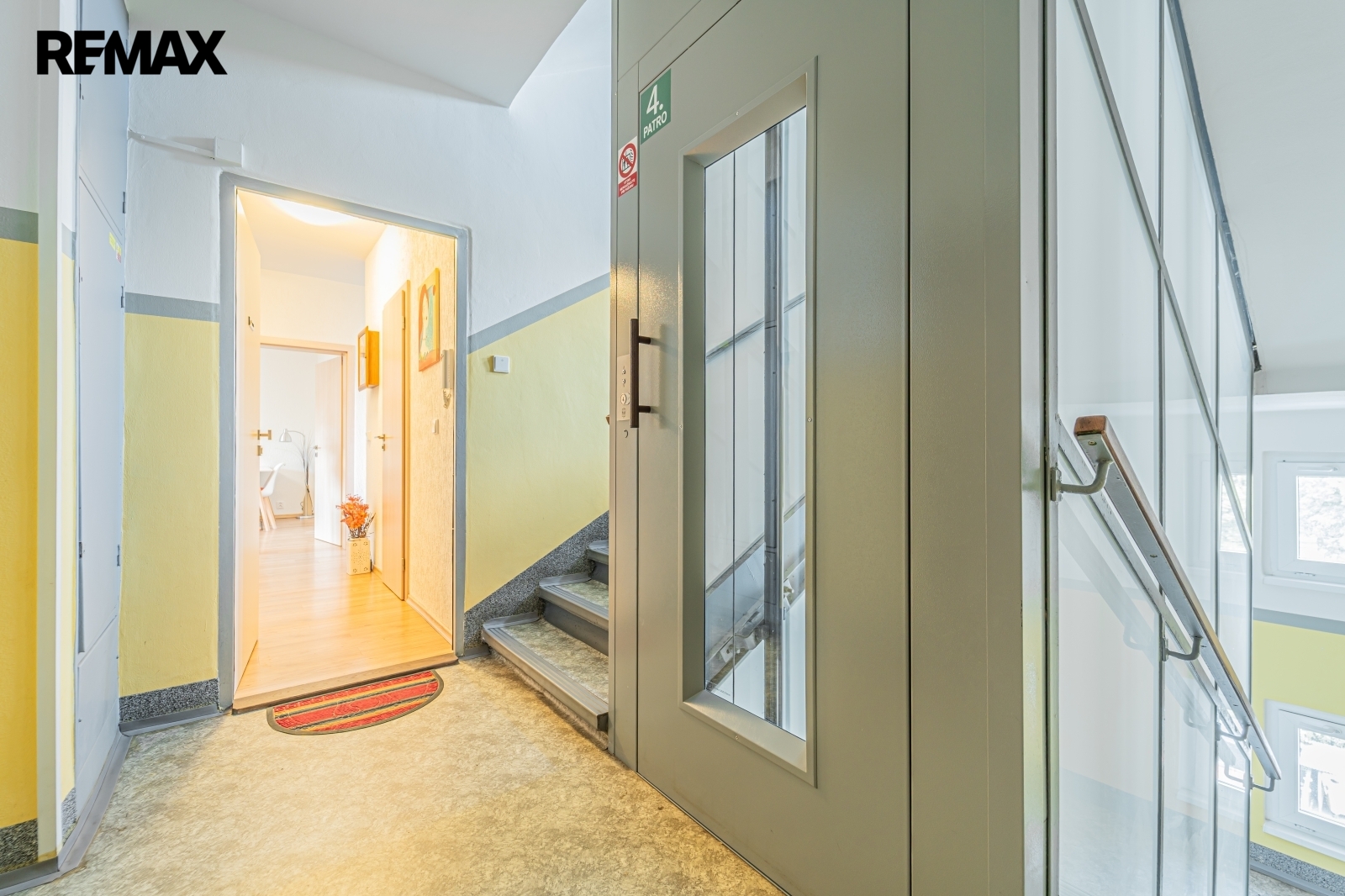 vchod do bytu, výtah