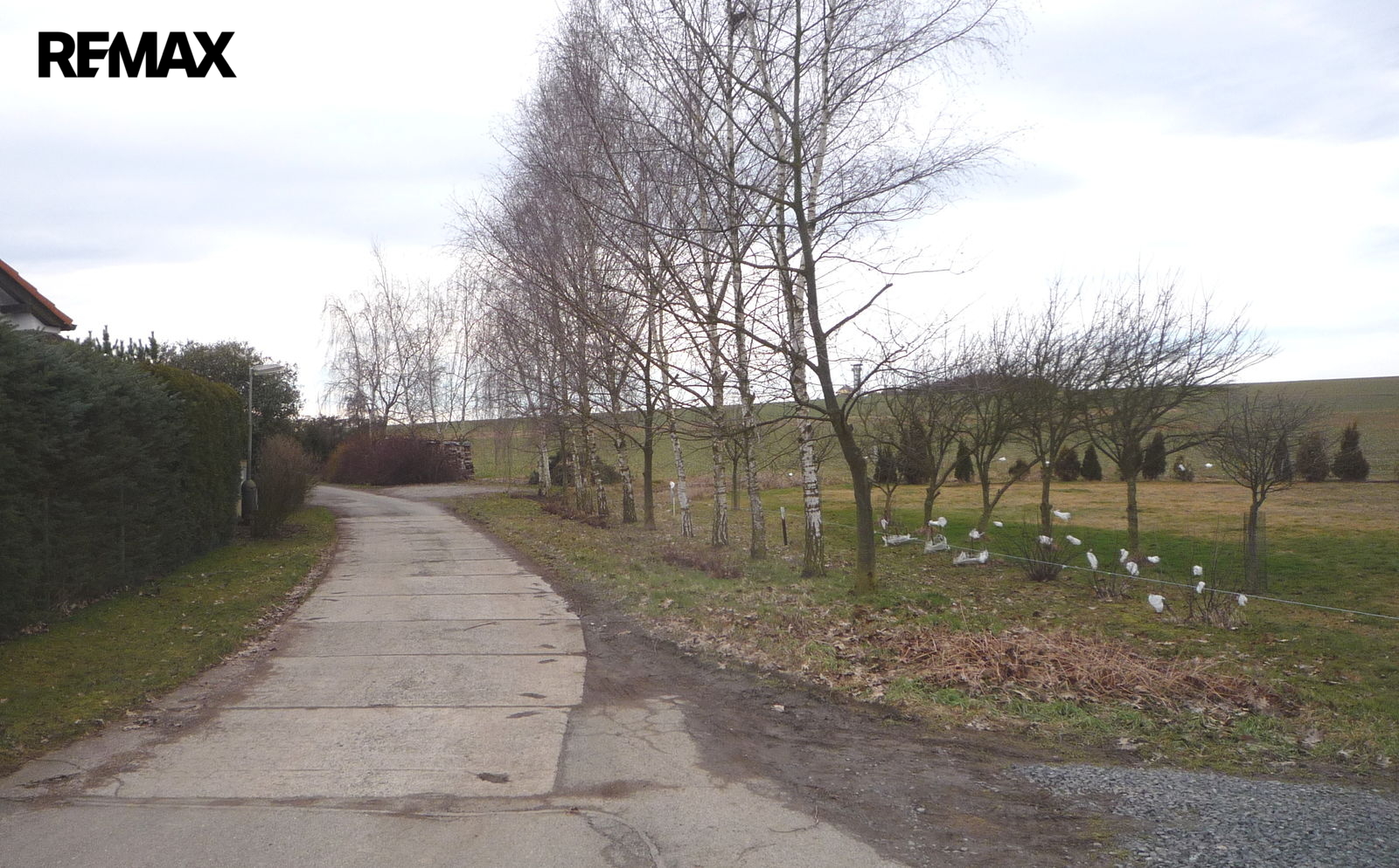 Okraj obce, s kterým sousedí