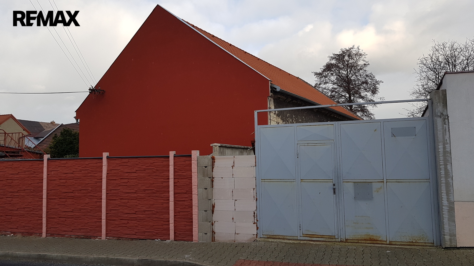 Pohled z ulice, vjezd