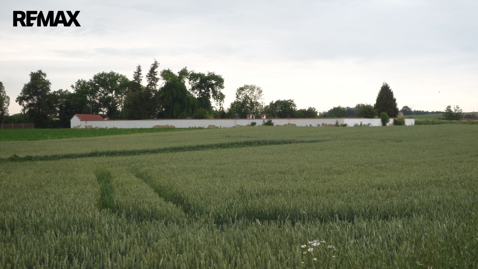 V dálce je vidět dálnice a jediná jistota,