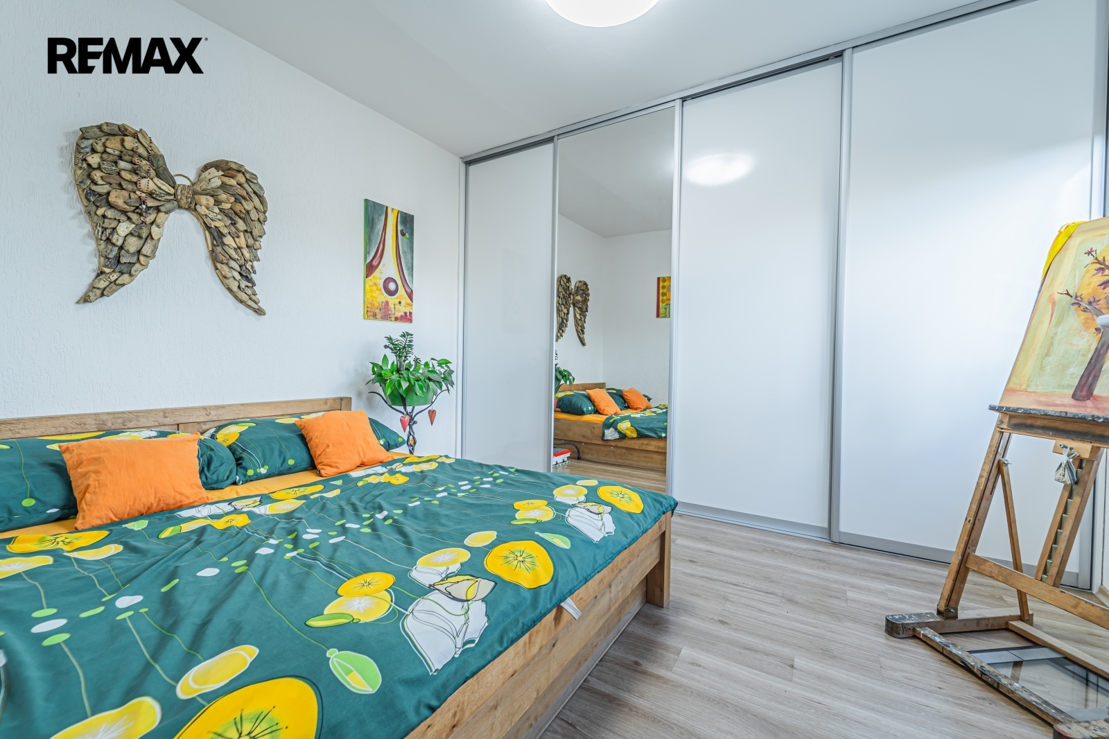 ložnice s vestavěnou skříní