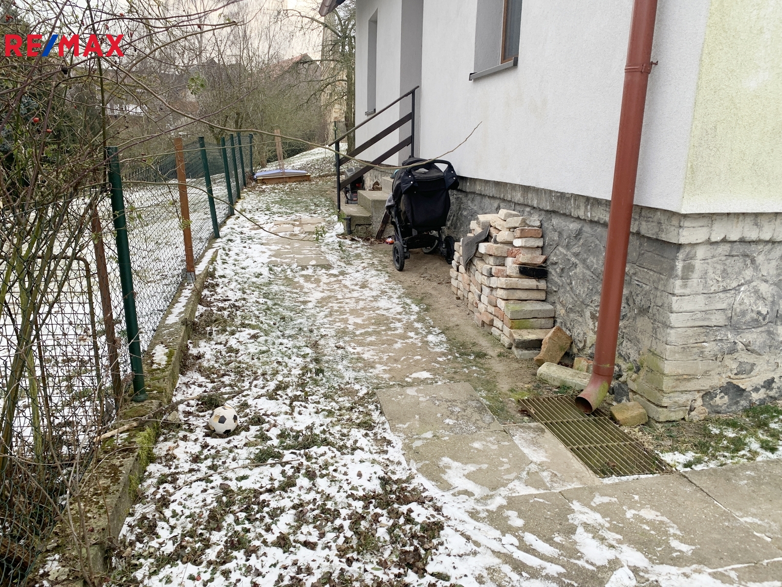 pozemek před vchodem