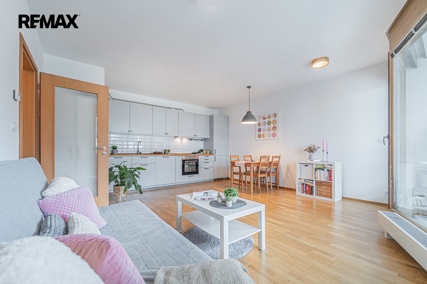 obývací pokoj s kuchyňským koutem