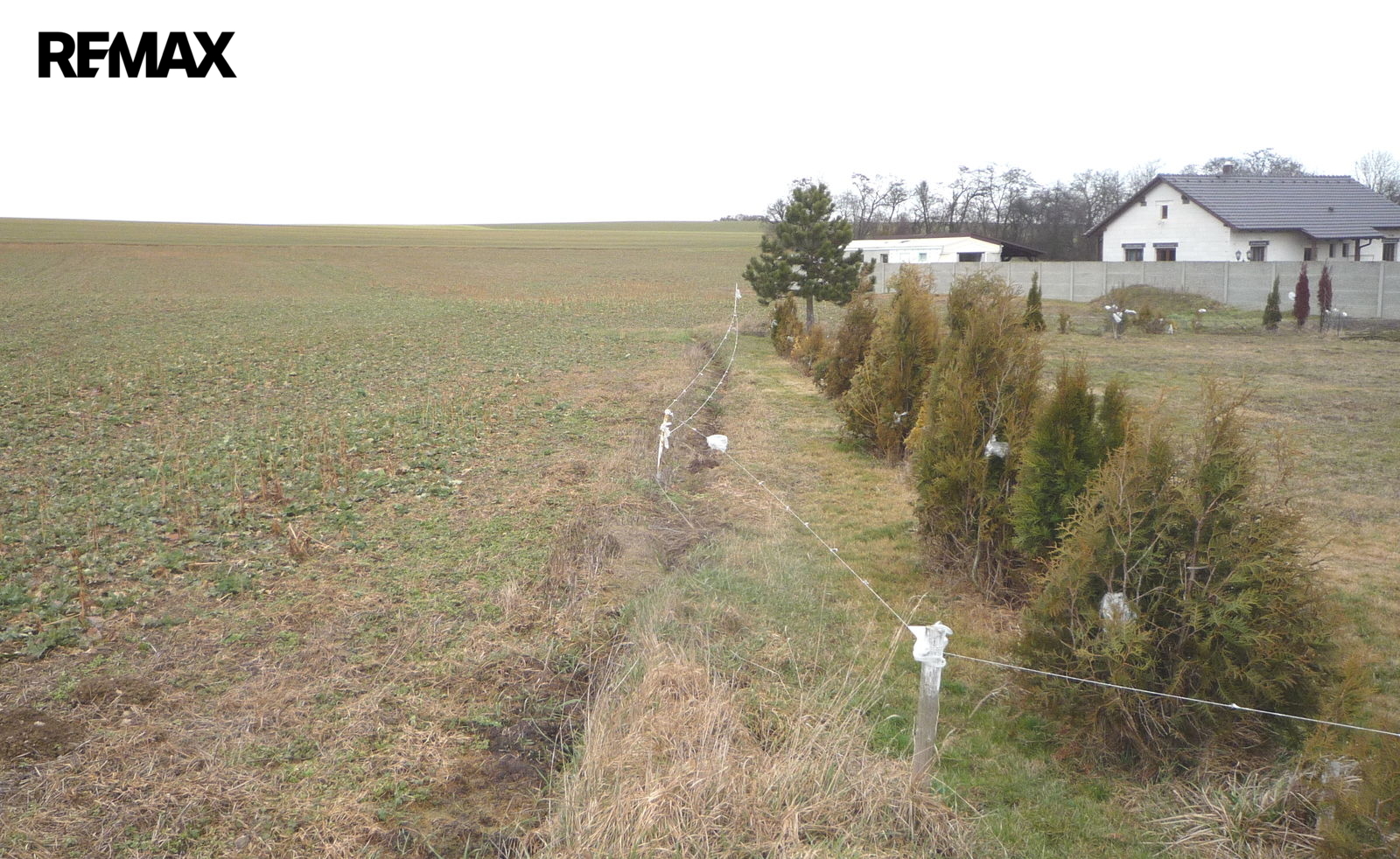 bude tudy pokračovat k pozemkům,