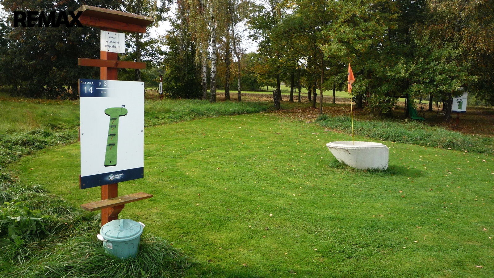 a hned vedle hřiště na fotbalgolf.