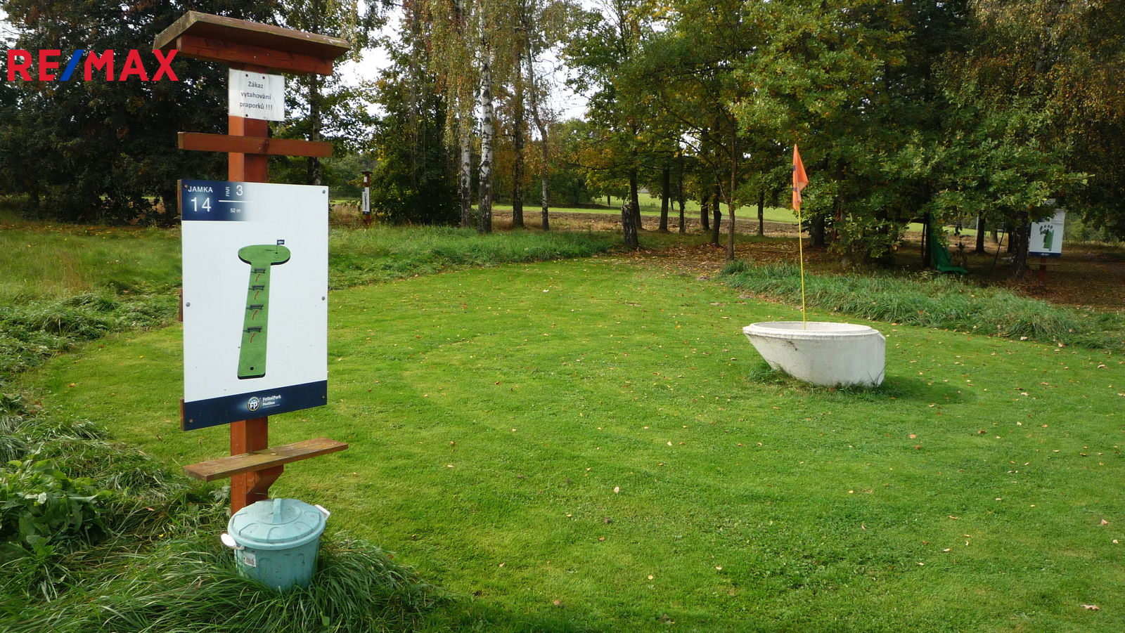 a hned vedle hřiště na fotbalgolf.