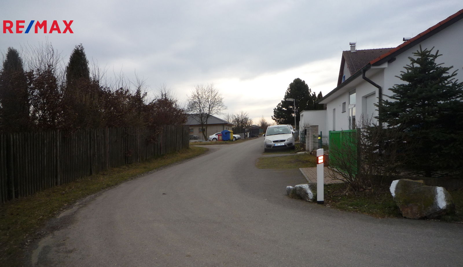 Kratší cesta směr náves kolem kulturáku.