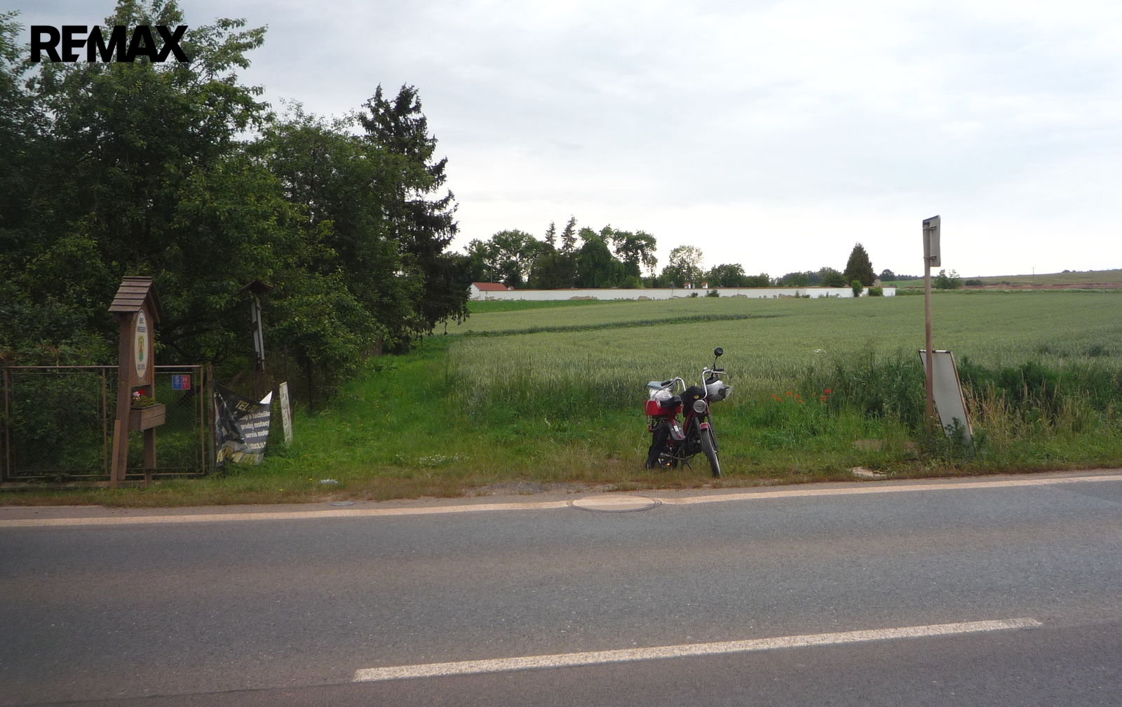 a je k němu takhle široký vjezd,