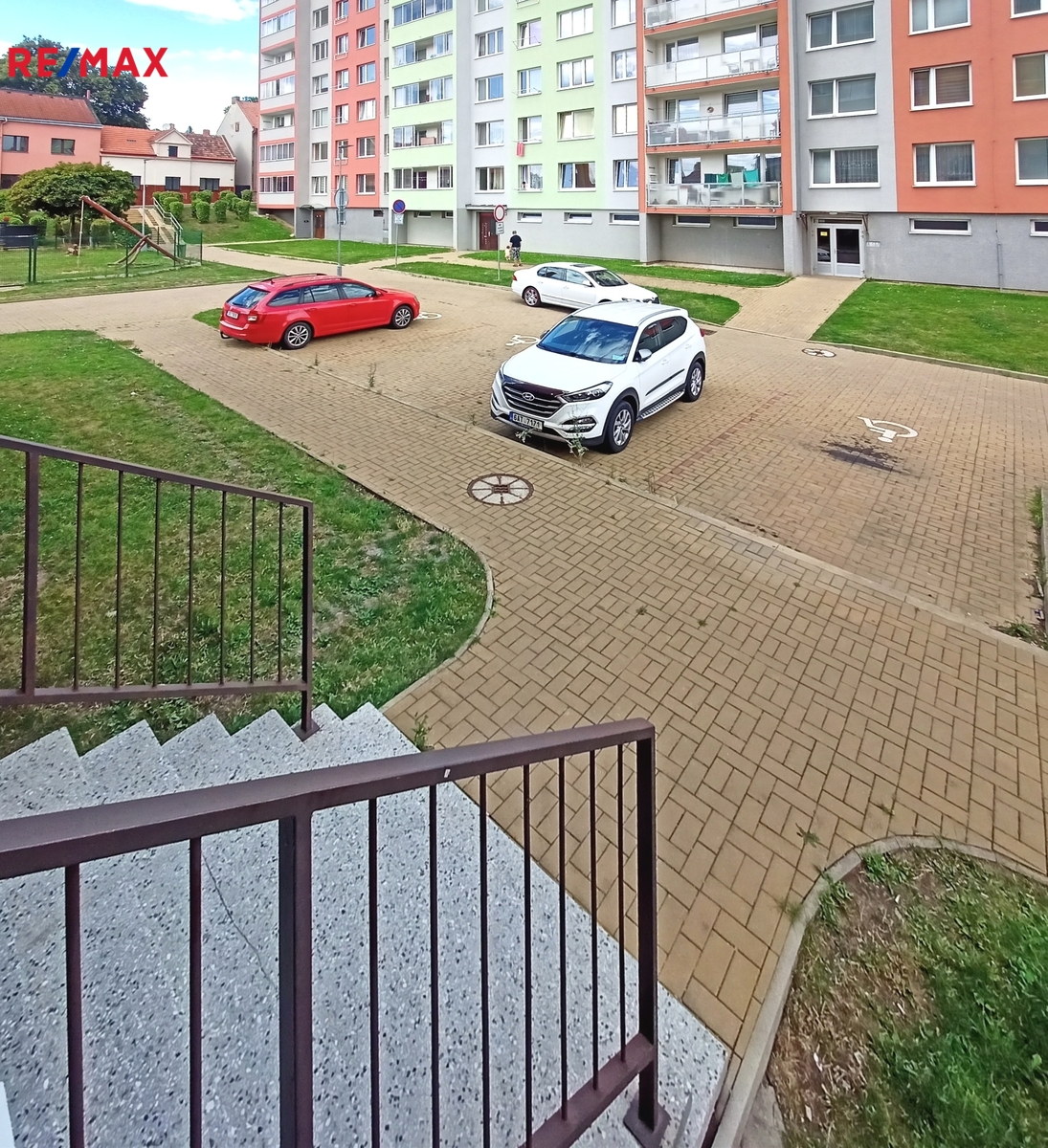 s výhledem na parkoviště,