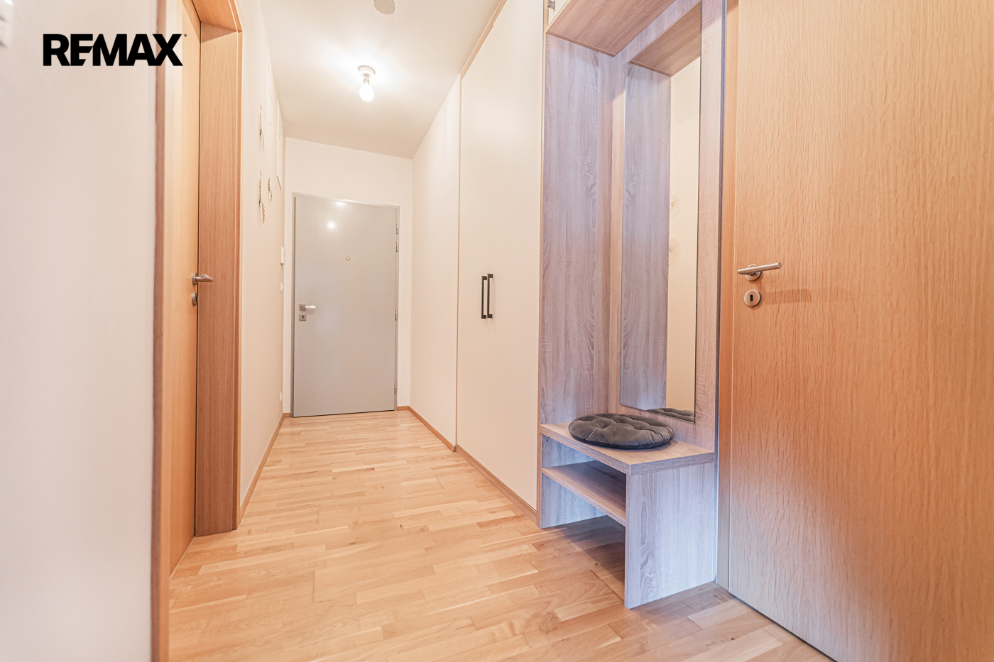 chodba s vestavěnou skříní