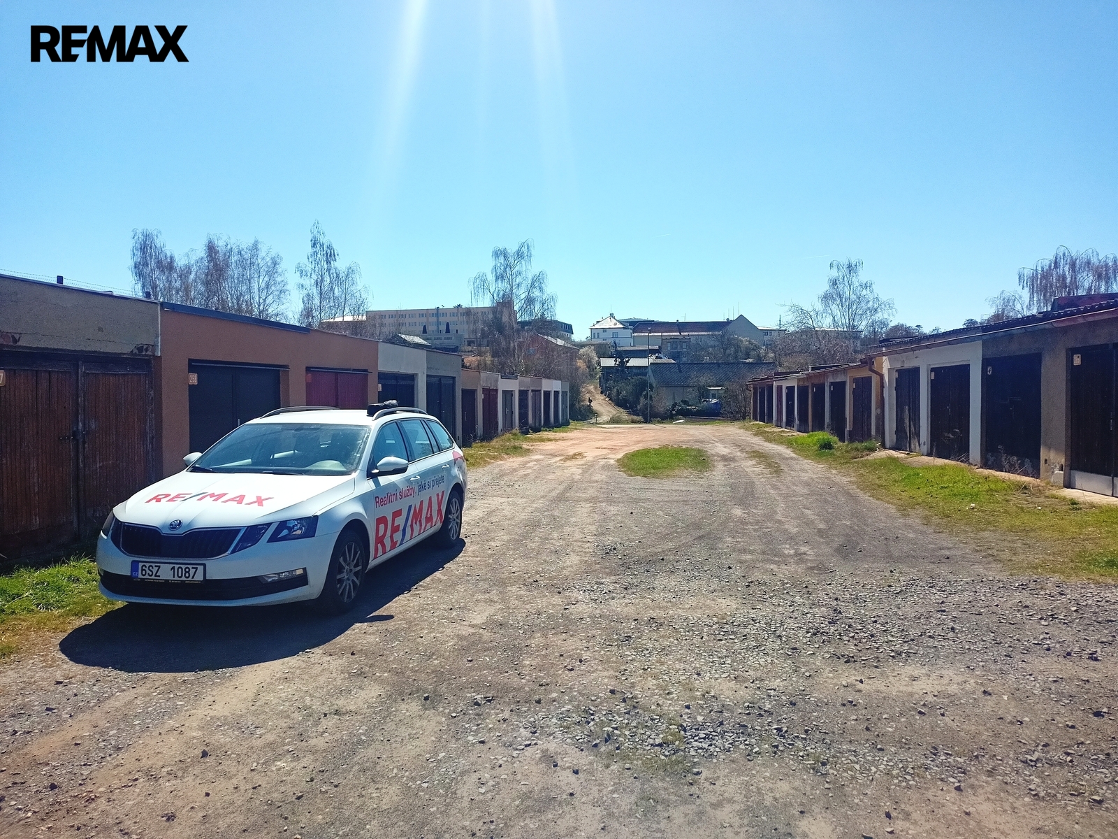 Příjezd do kolonie má zpevněný povrch,