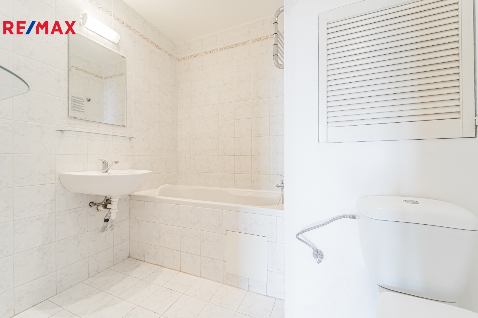 koupelna s vanou a WC