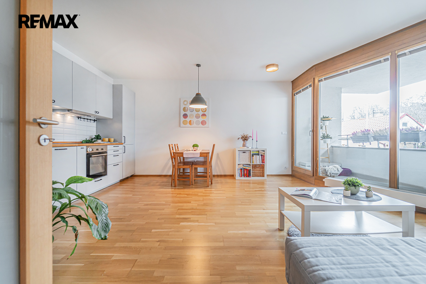 obývací pokoj s kuchyňským koutem