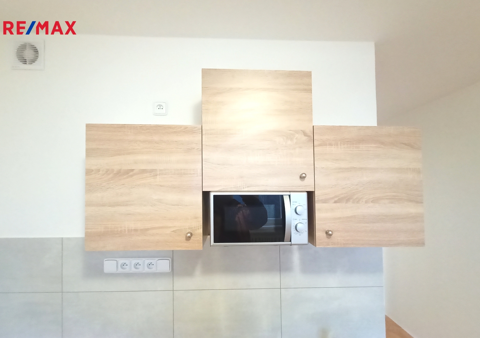 V horní části je mikrovlná trouba,