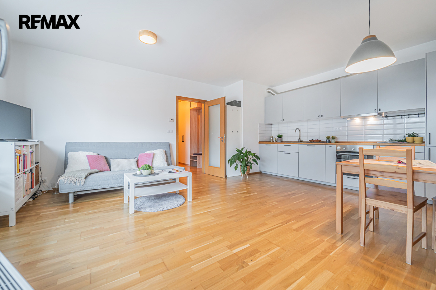 obývací pokoj s kuchyňským koutem